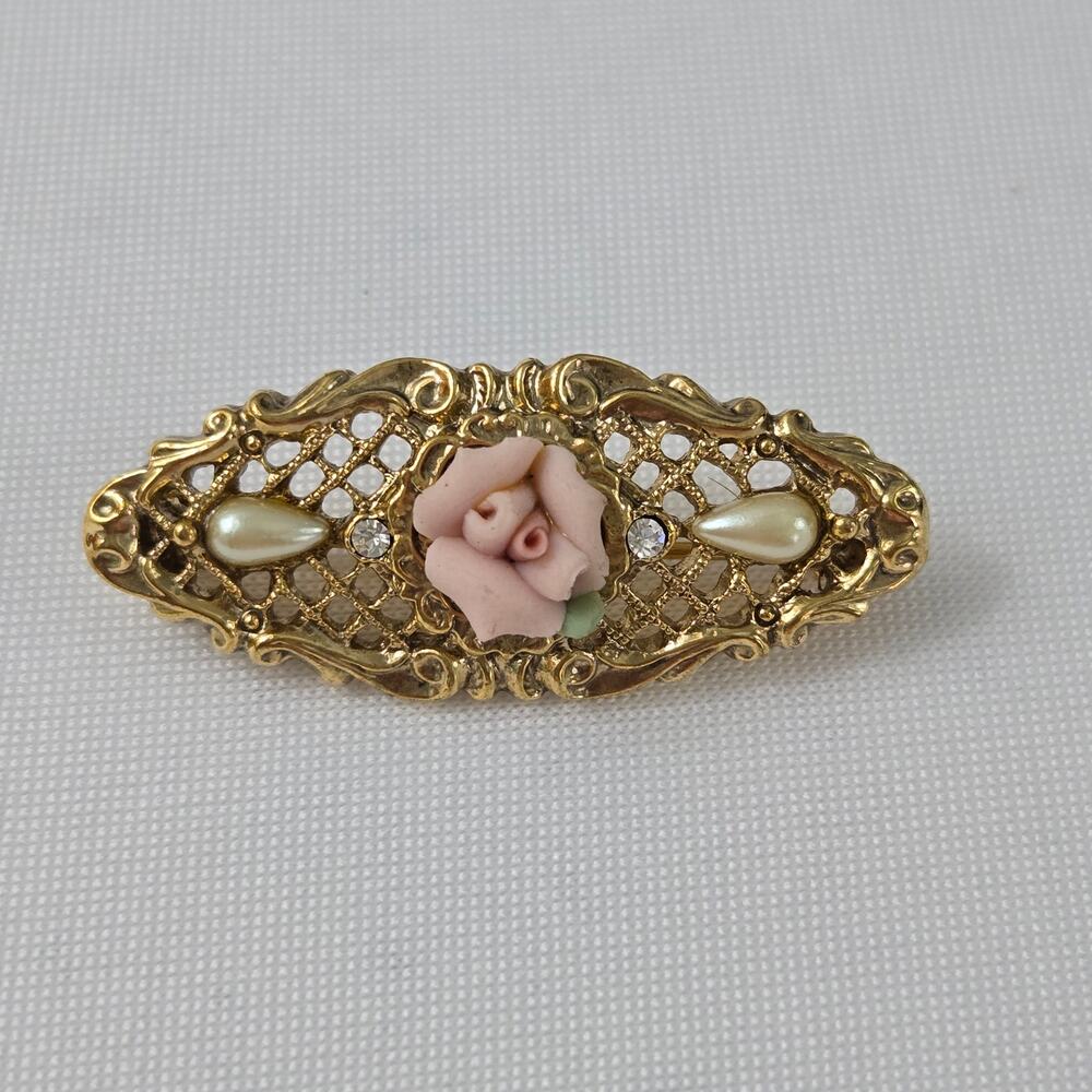 Vtg 1928 Jewelry Co Petite Oval Gold Toned Pin Porcelain Rose Tear Drop Pearls